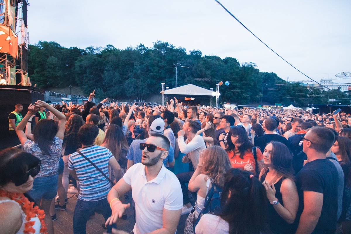 Сотни тусовщиков слились в едином танцевальном ритме