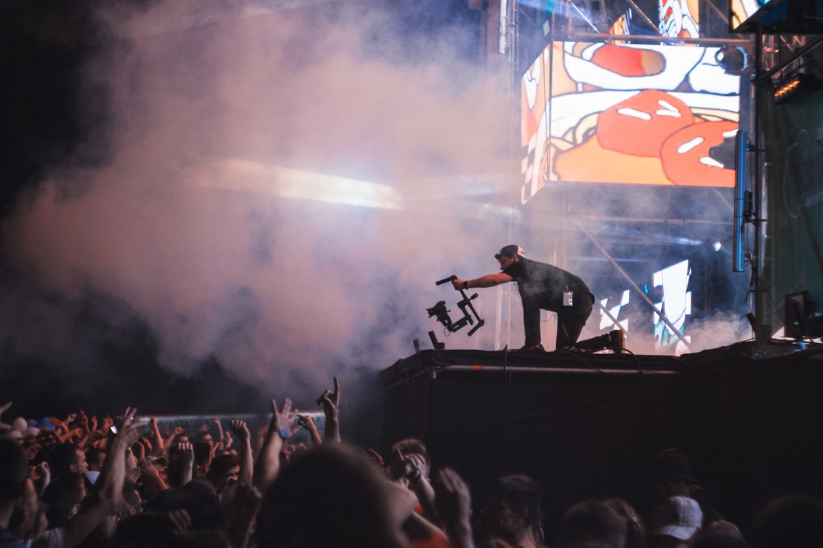 Музыка заводит толпу 