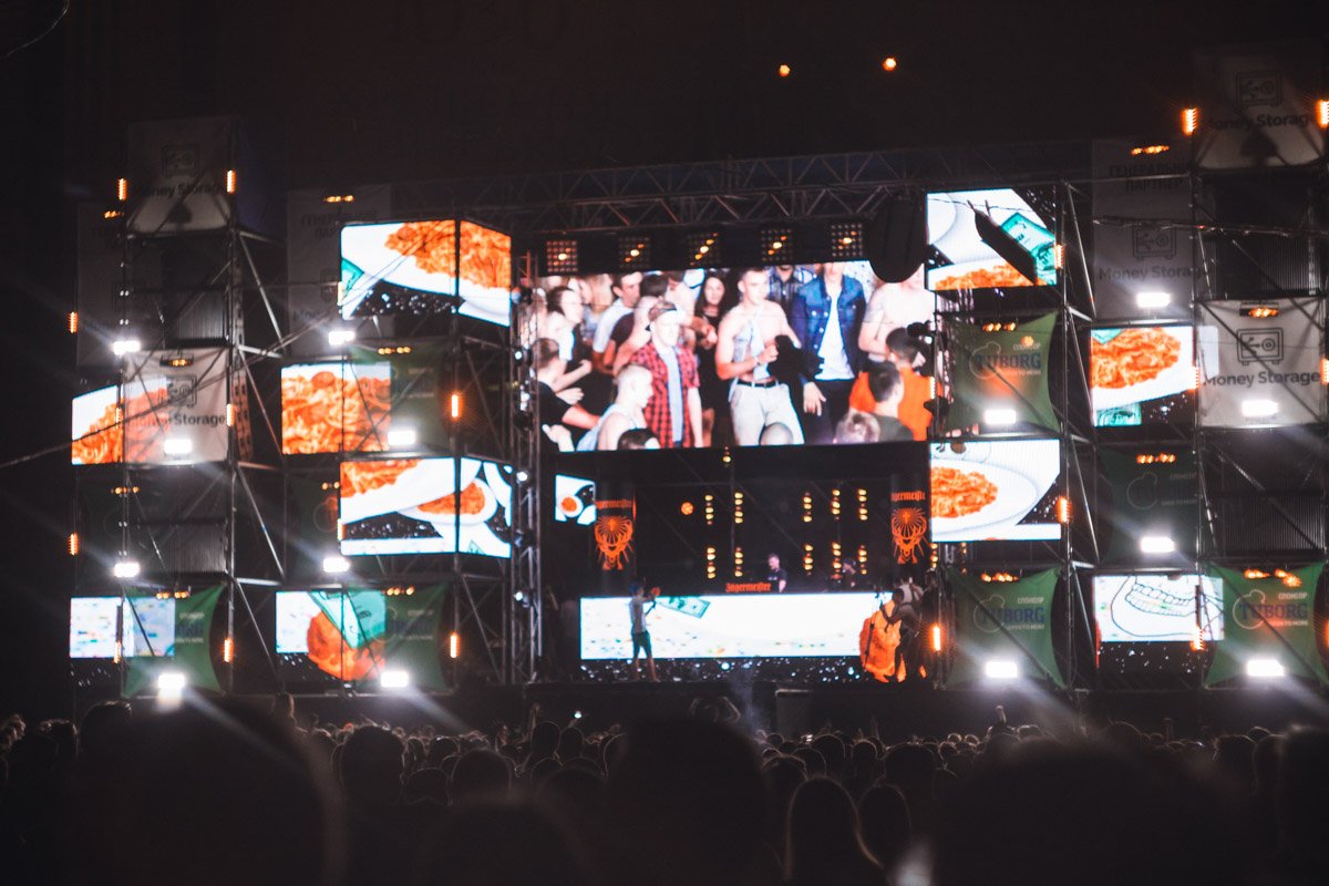 После 23:00 фестиваль переместился в Зеленый театр.