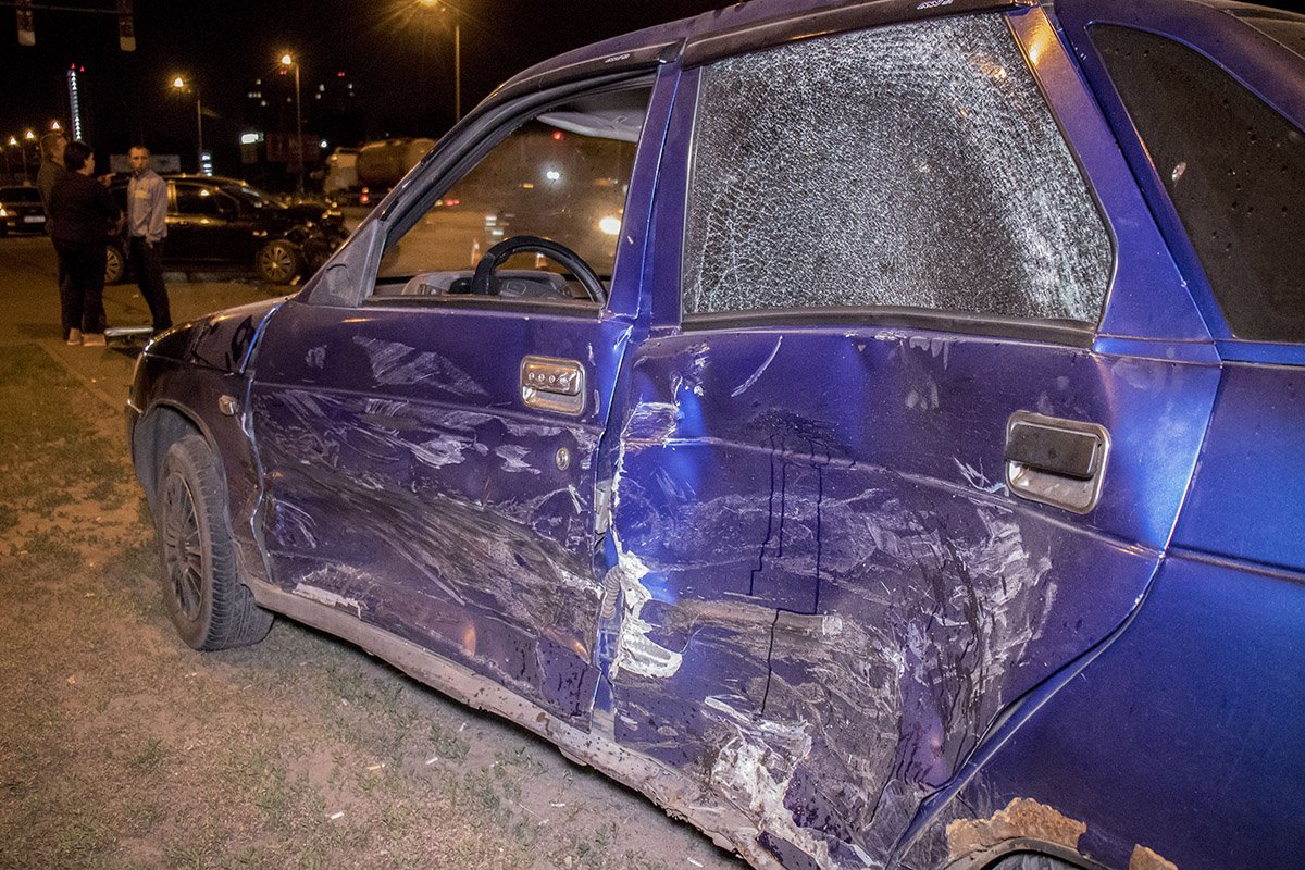 На Бориспольской площади столкнулись ВАЗ и Nissan