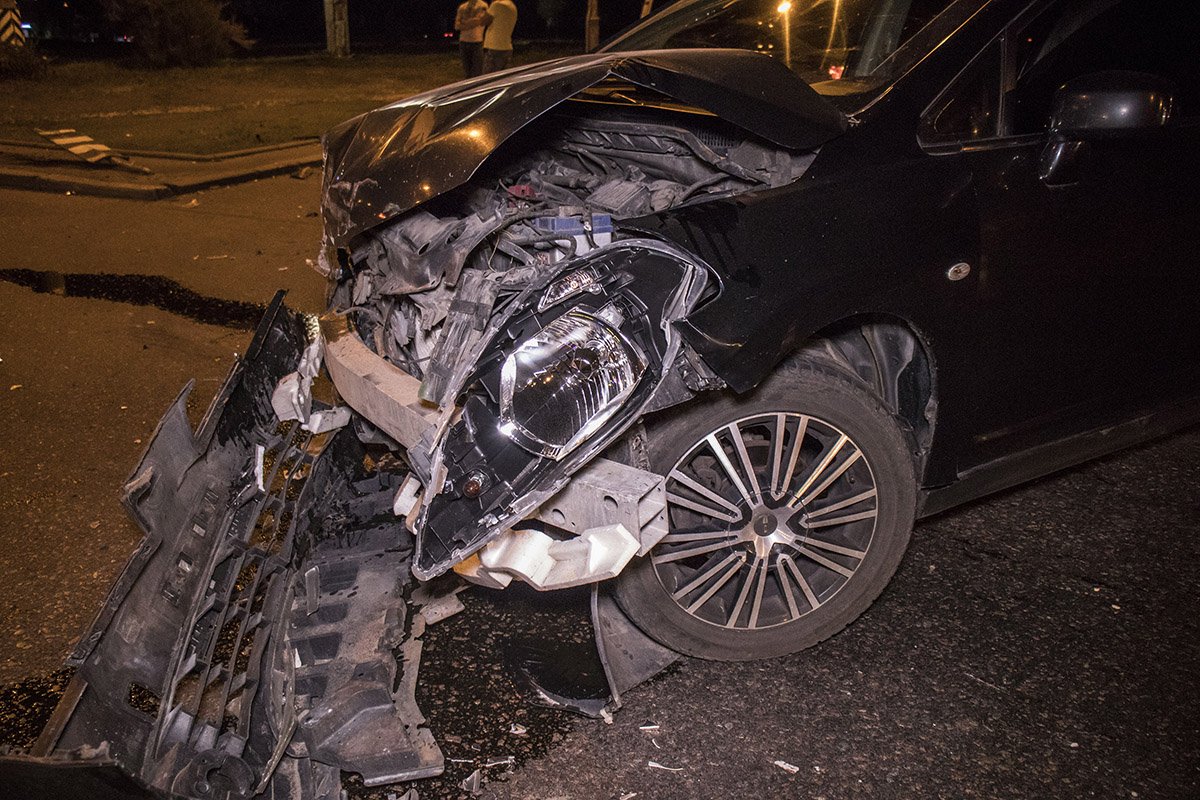 Японец ударил "10-ку", которая хотела проскочить на зеленый свет, но не успел