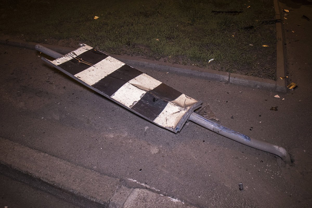 Одна из машин снесла знак 