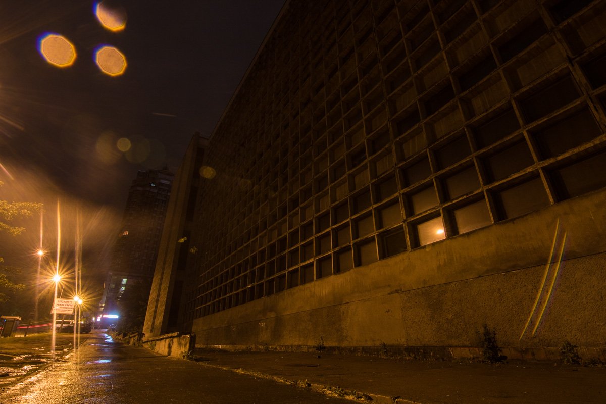 Ночью привычные районы выглядят немного сурово  