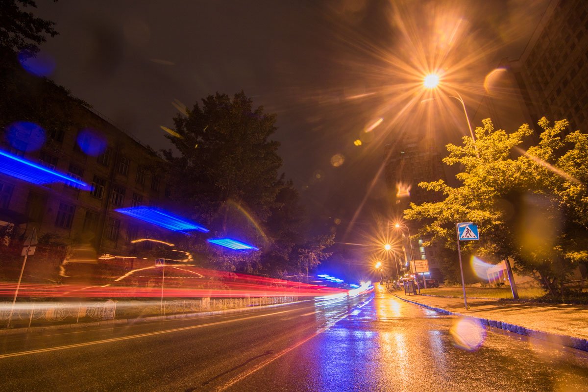 В лучах фонарей Кловский спуск играет новыми красками 