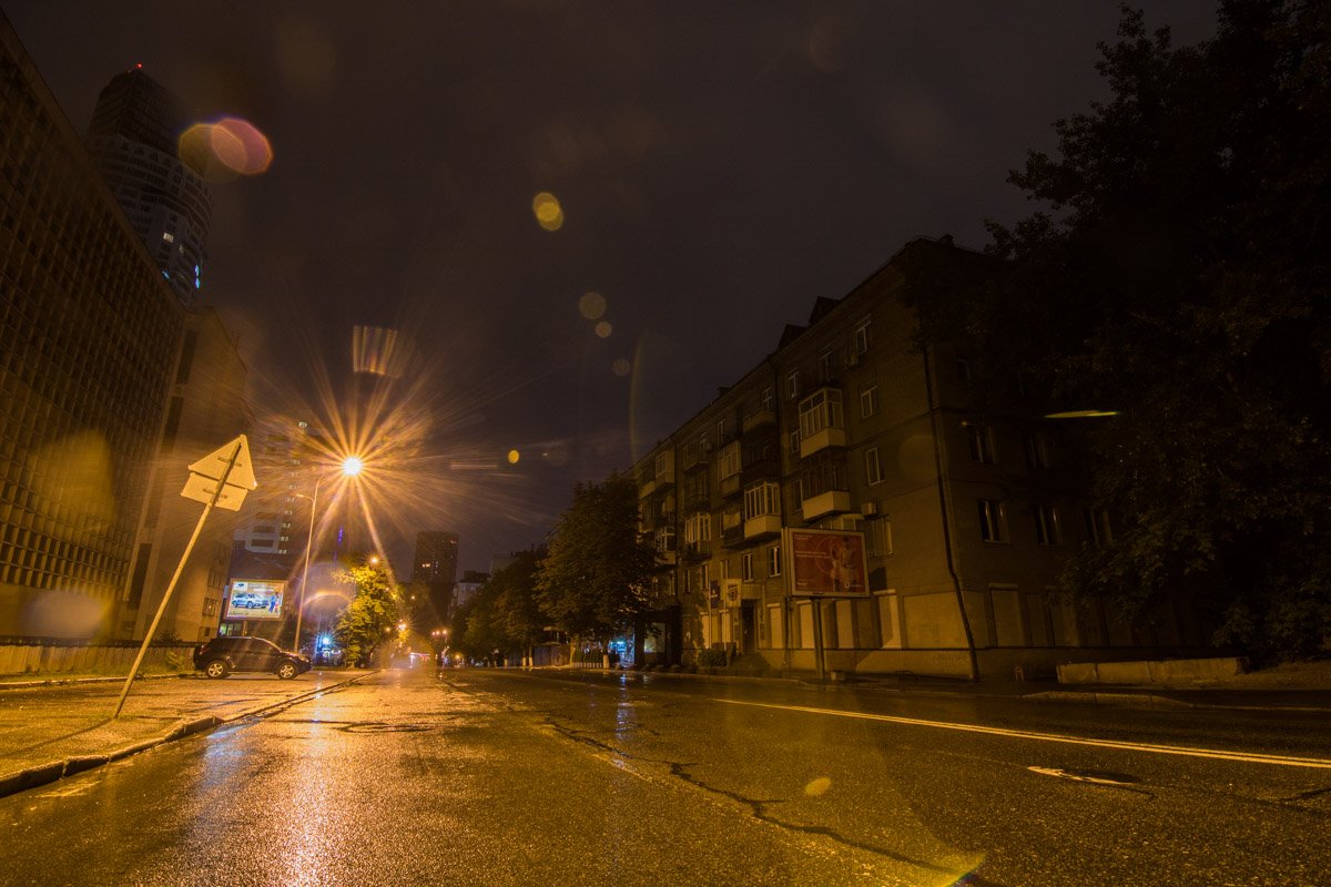 Фонарь, словно одинокий странник посреди пустынной улицы 