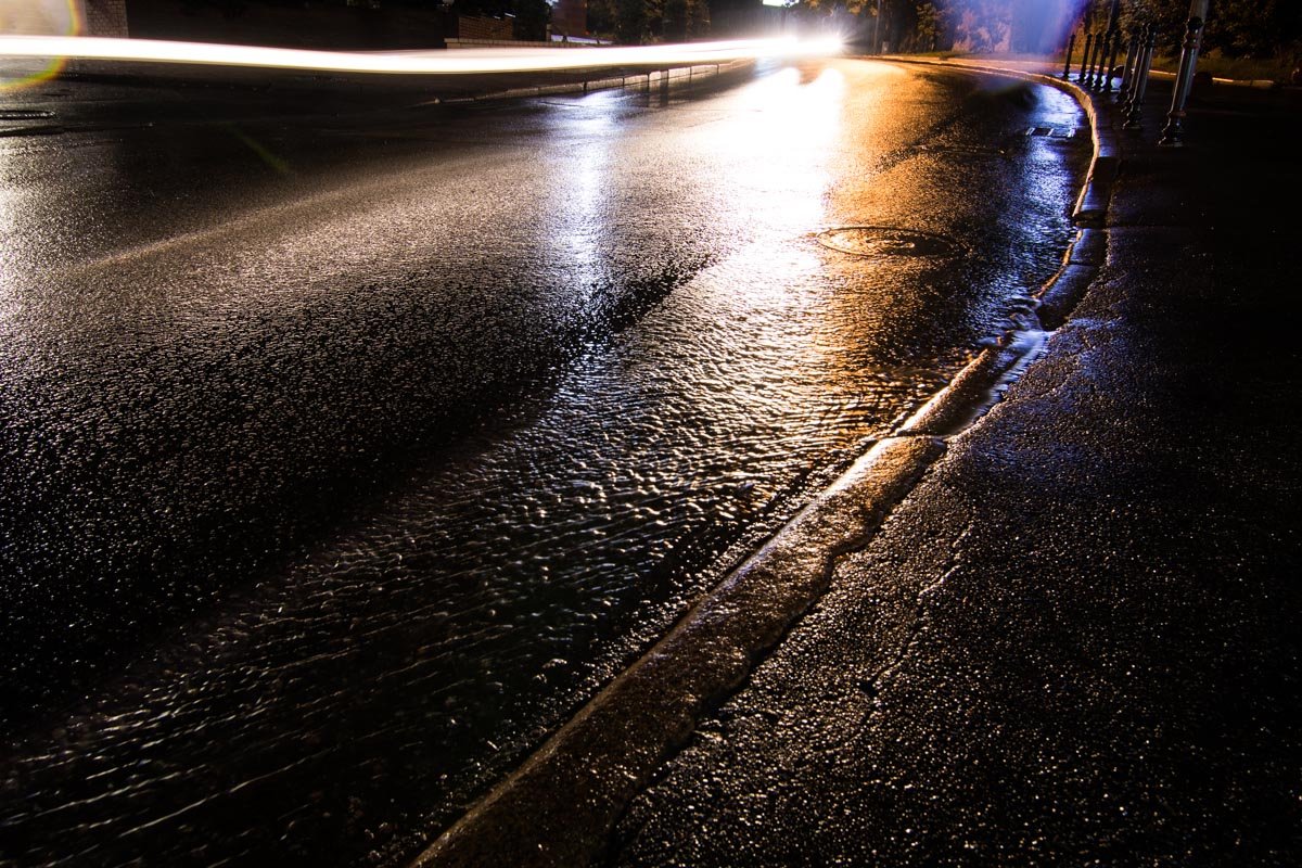 осле дождя обычный асфальт красиво играет яркими бликами 