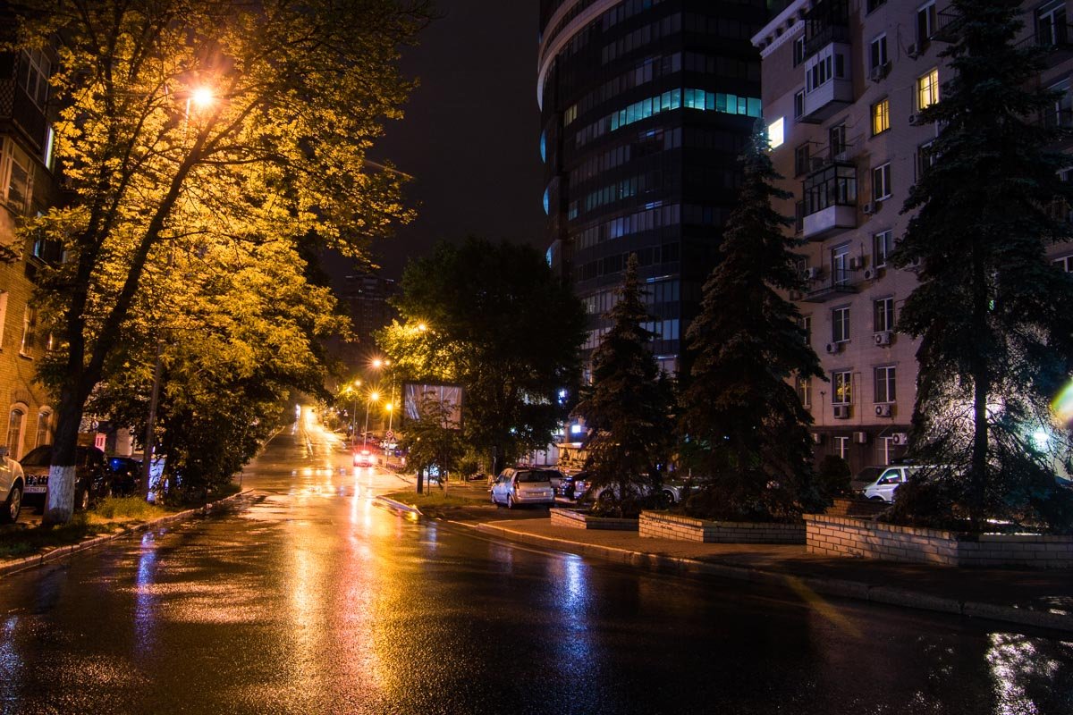 По ночным улицам ездит очень мало автомобилей 