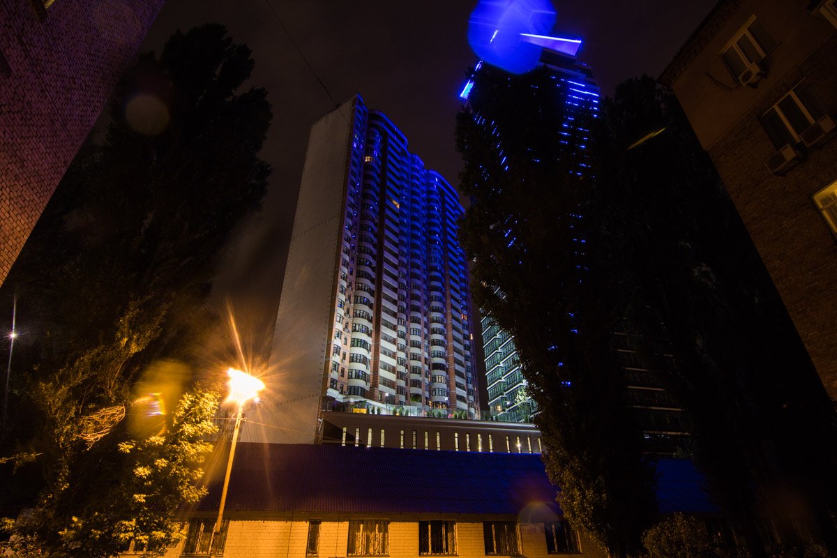 Многоэтажки молчаливо стоят в ожидании рассвета 