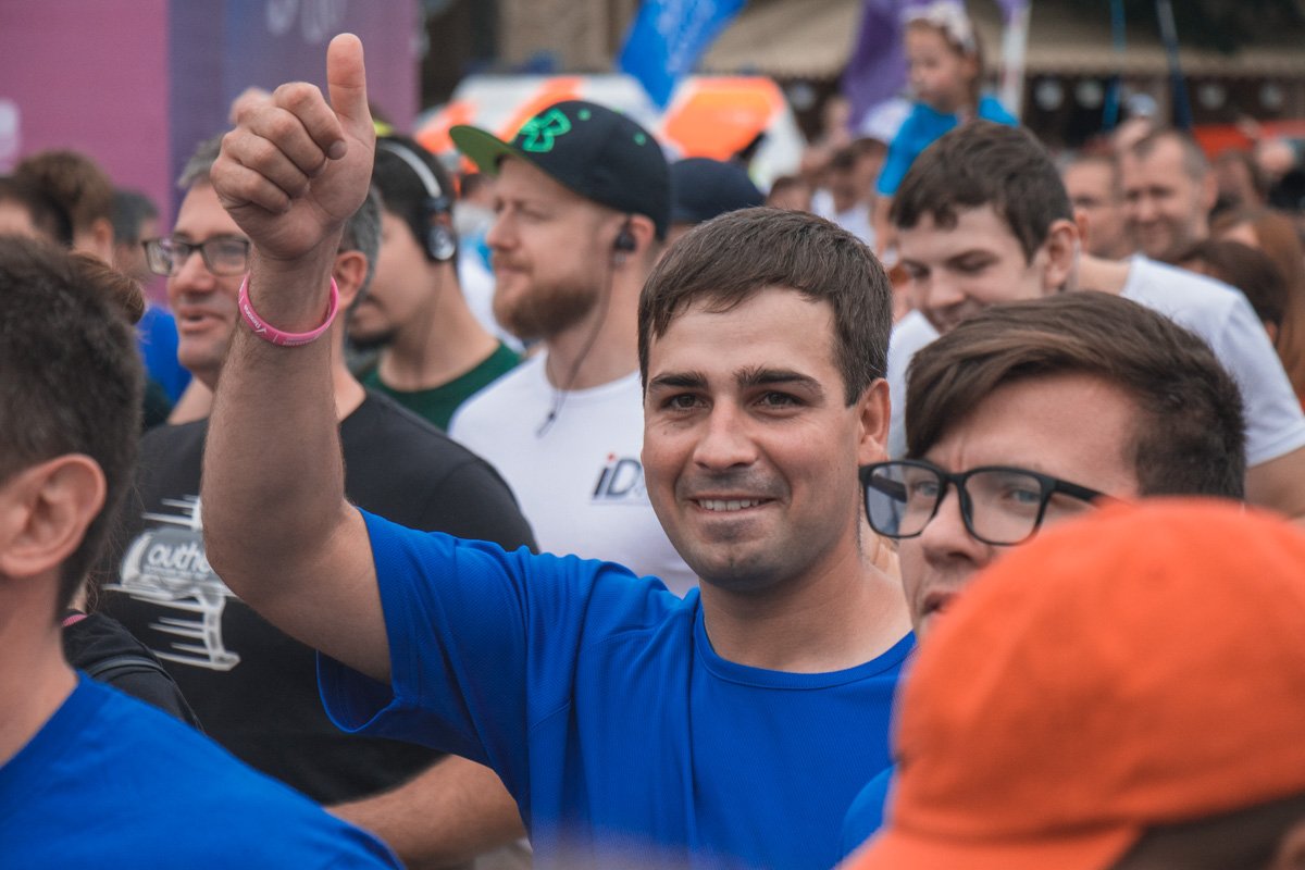 Ни то, что событие проходило утром выходного дня, ни пасмурная погода не смогли напугать всех желающих поучаствовать в благотворительном забеге