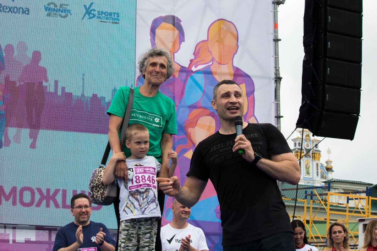 Виталий Кличко вручил медаль бабушке с внуком