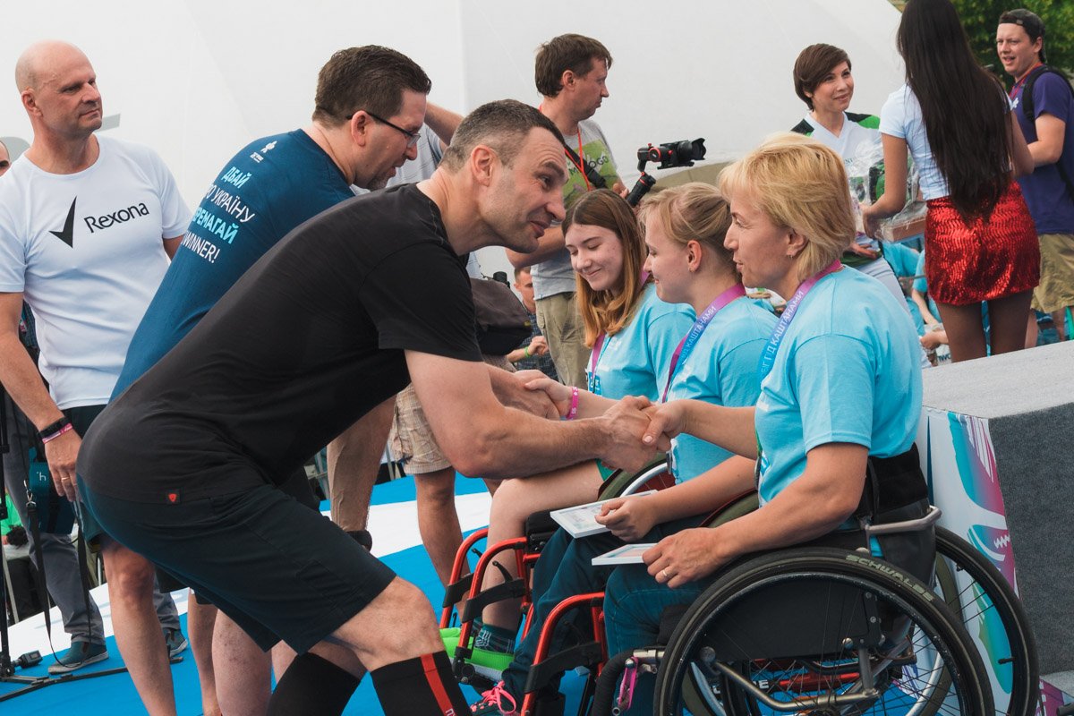 Награды получили люди на инвалидных колясках