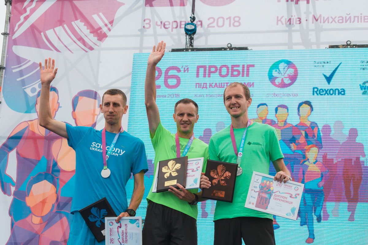 Бегуны со своими медалями