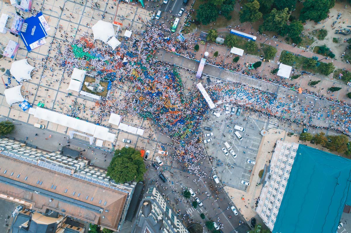 Разноцветная река спортивных людей 