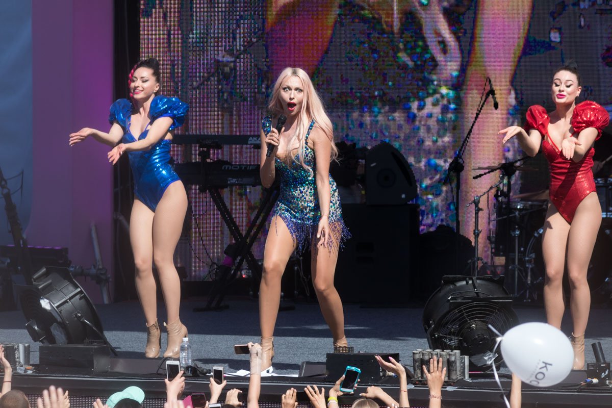 Певица нравится многим людям именно тем, что не стесняется выглядеть смешно или глупо