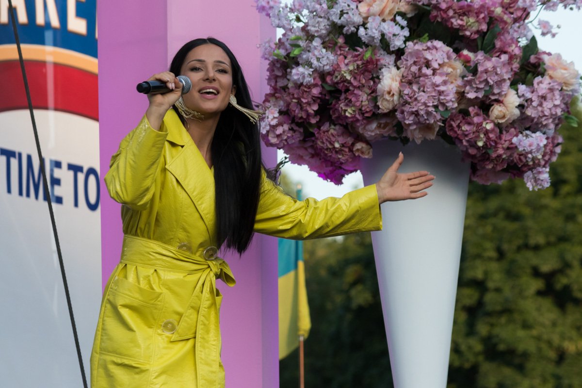 Погода была достаточно жаркой, но обещали дождь, поэтому Злата Огневич решила быть в плаще - перестраховалась!