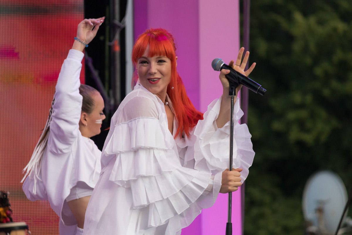 TARABAROVA зажигательно танцевала на сцене на шестом месяце беременности 