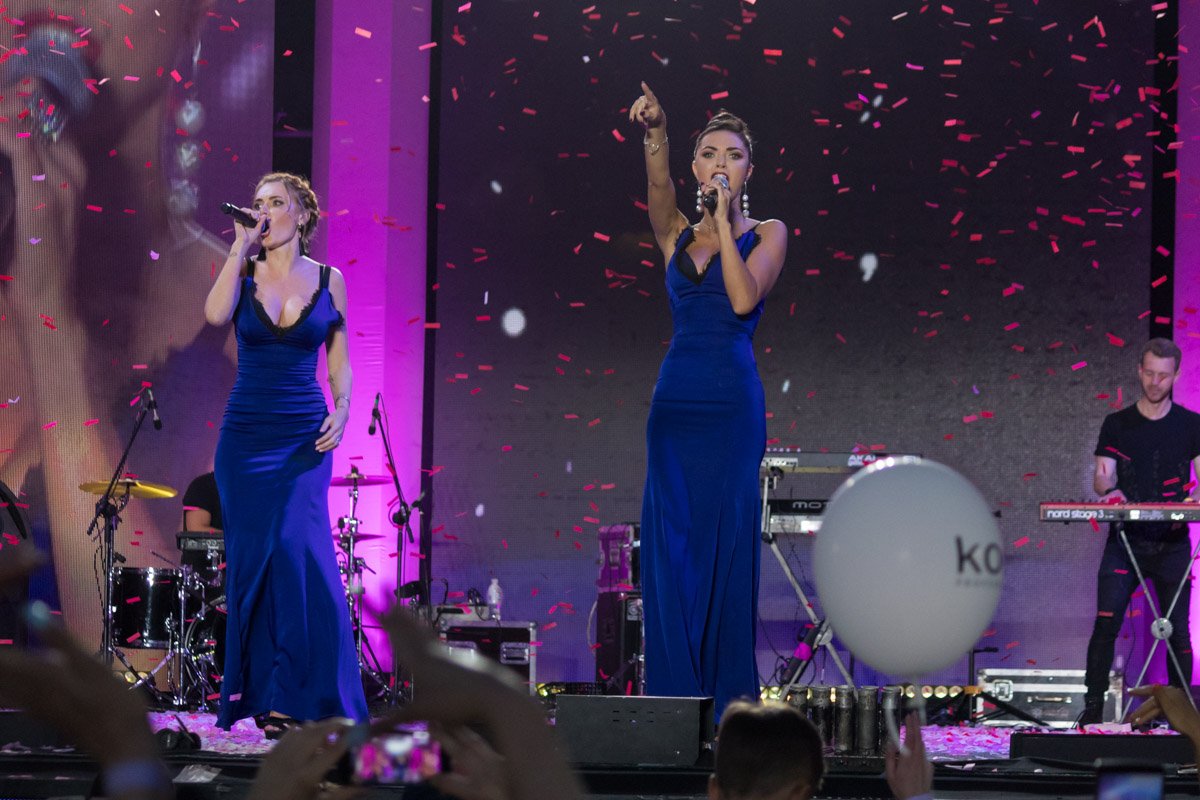 НЕАНГЕЛЫ очень страстно танцевали и мощно пели. Собственно, как всегда 