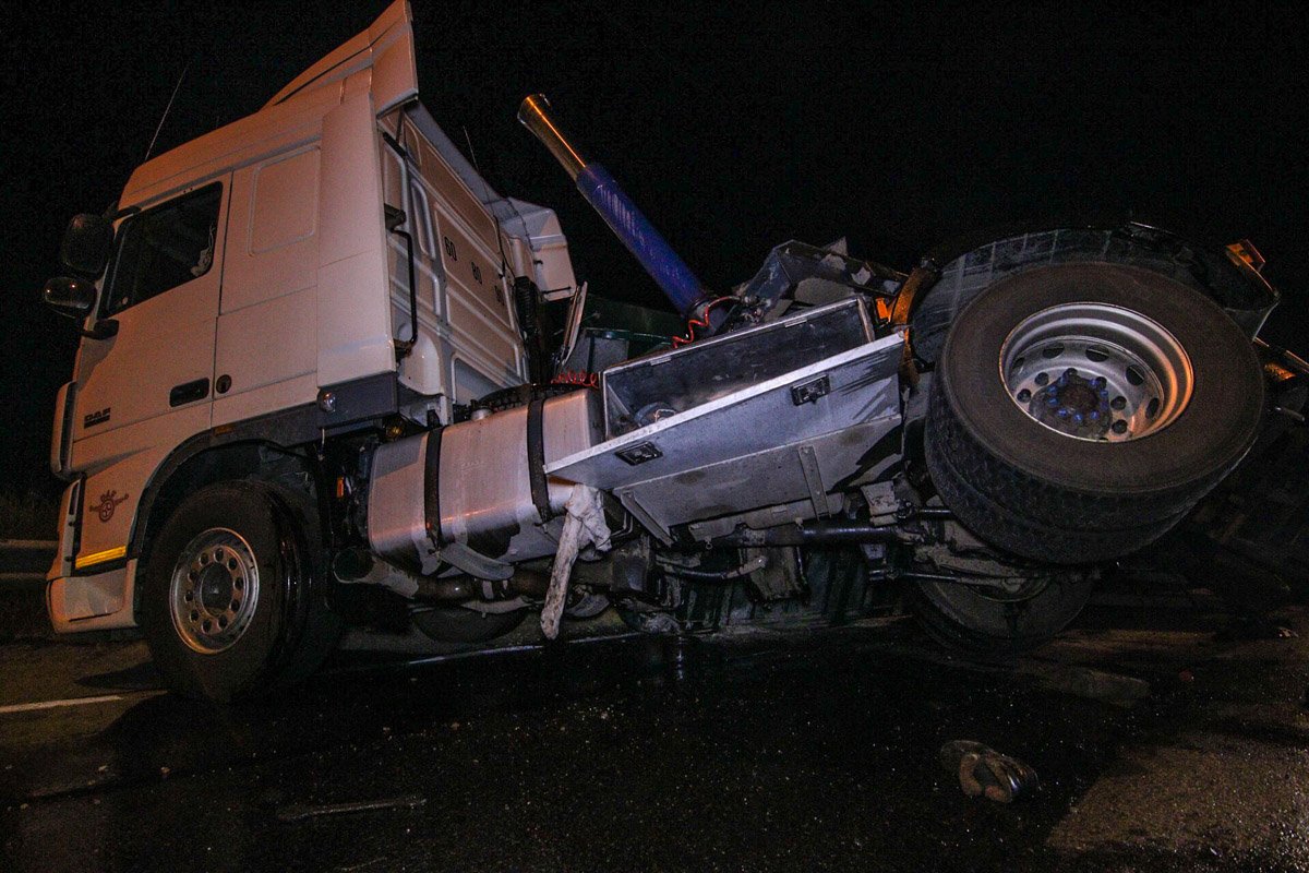 На улице Академика Заболотного перевернулась фура