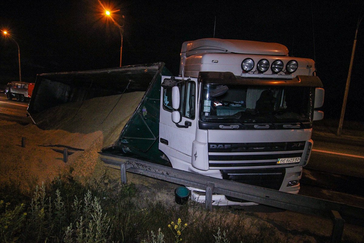 Фура снесла столб