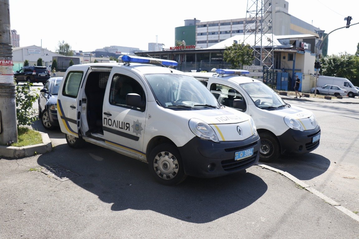 Взрывотехники обезвредили боеприпас, который застрял в стене ритуального бюро 
