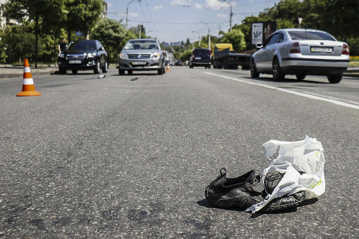 В Киеве на Голосеевском проспекте Geely MK сбил мужчину и женщину