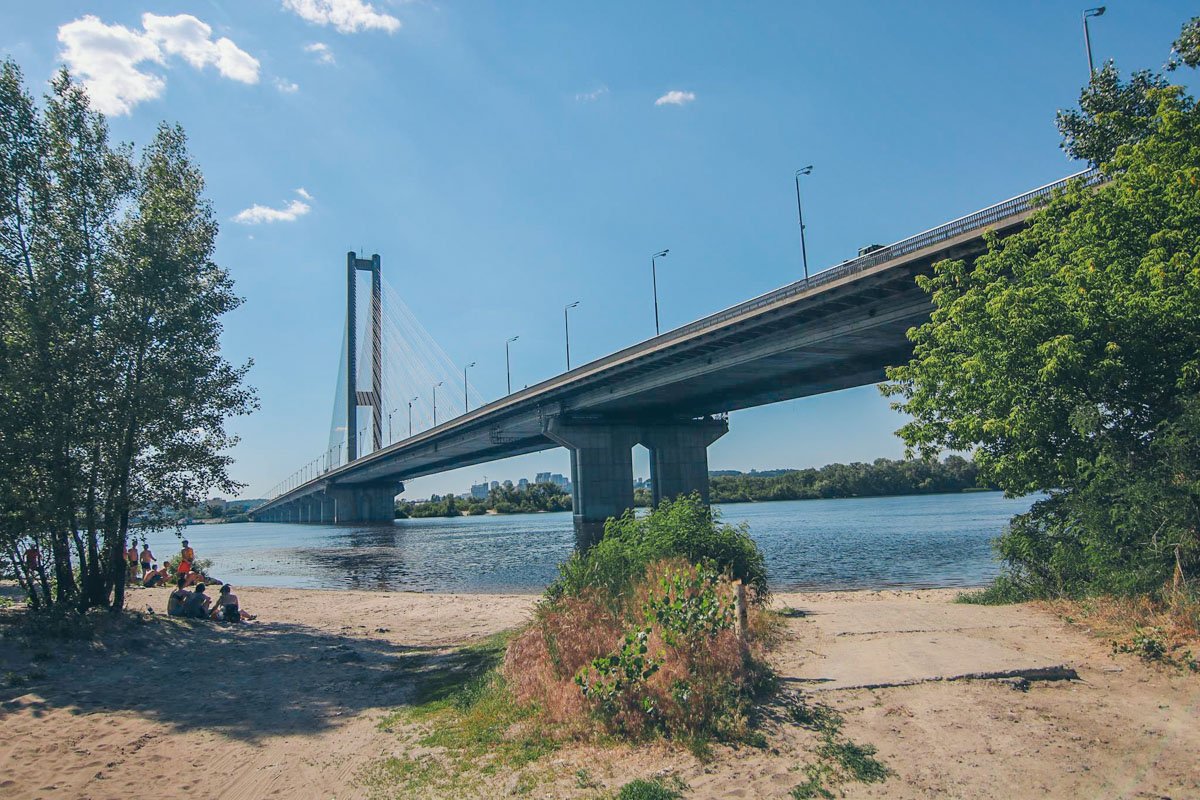 В понедельник, 4 июня, в Киеве с Южного моста прыгнул мужчина