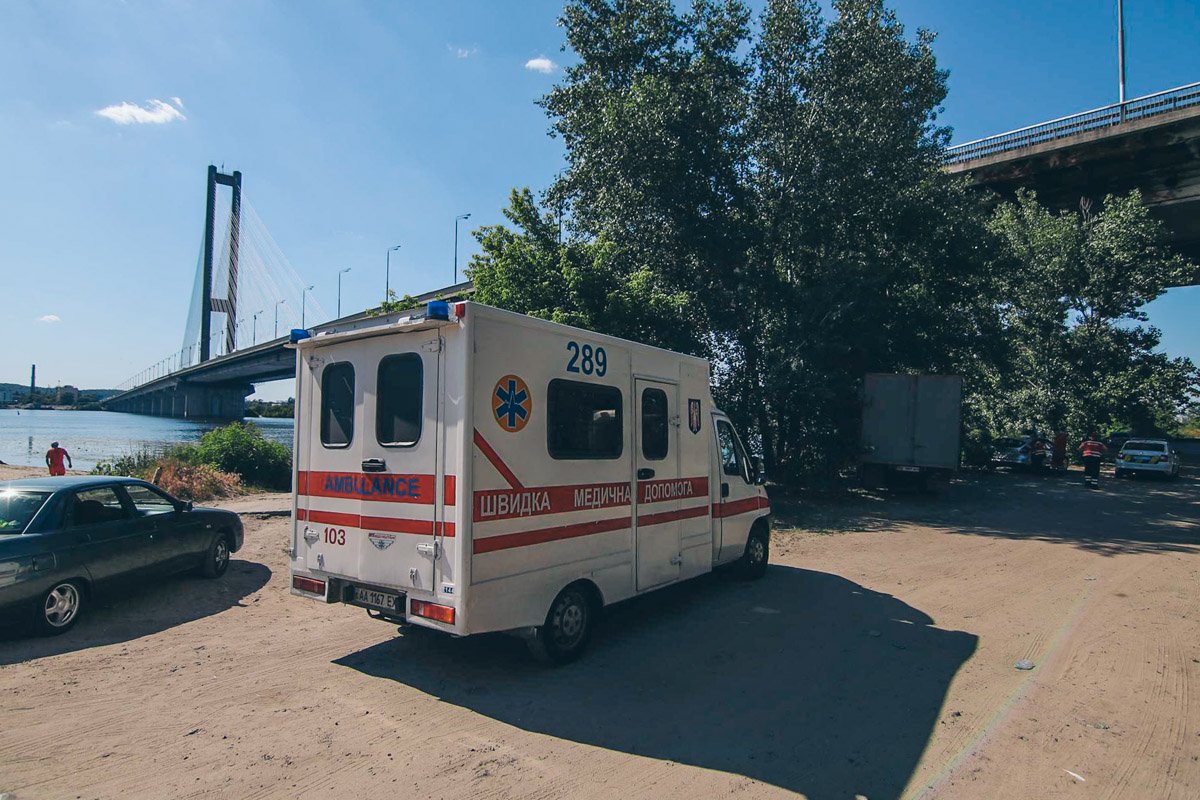 На место прибыли медики