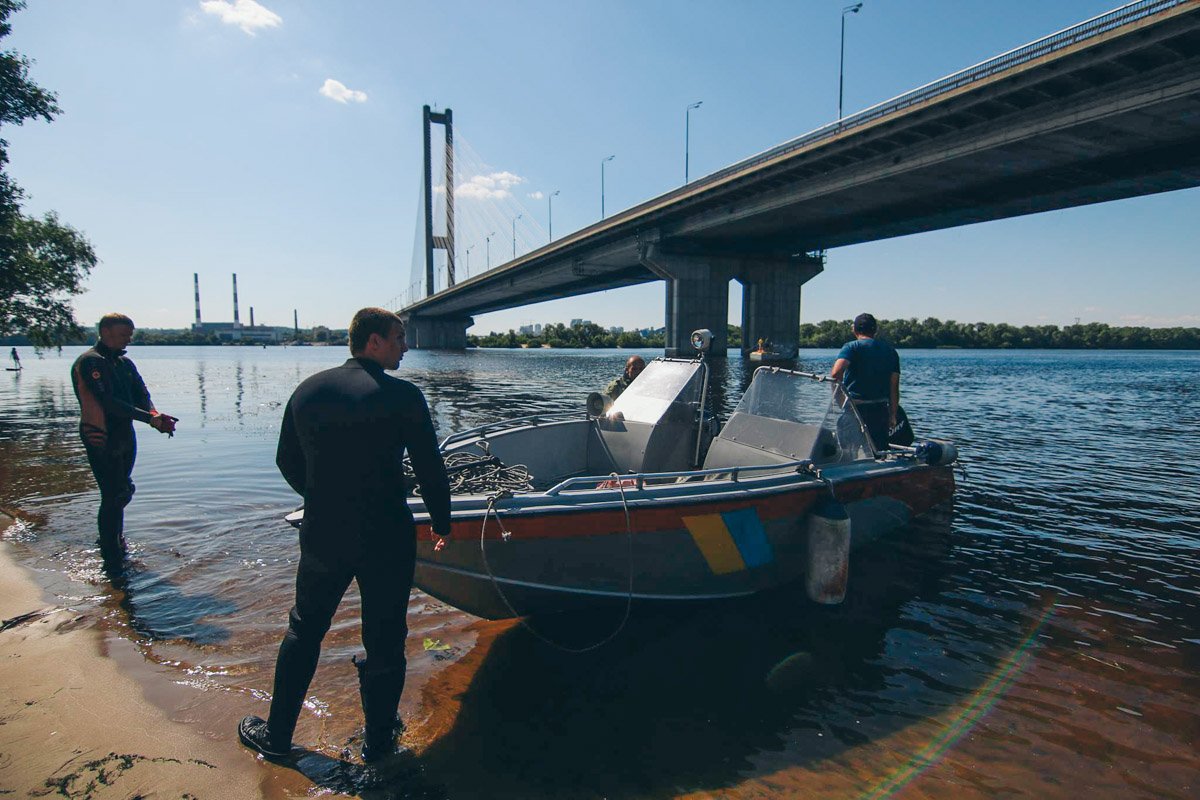 На месте работали 2 катера со спасателями и водолазы