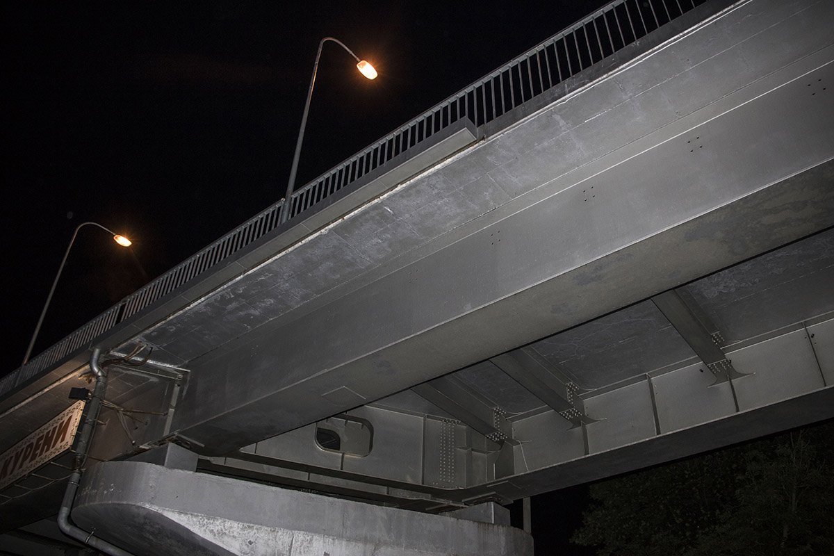 Вход на путепровод закрыт, поэтому, как погибшему удалось на него пробраться - неизвестно