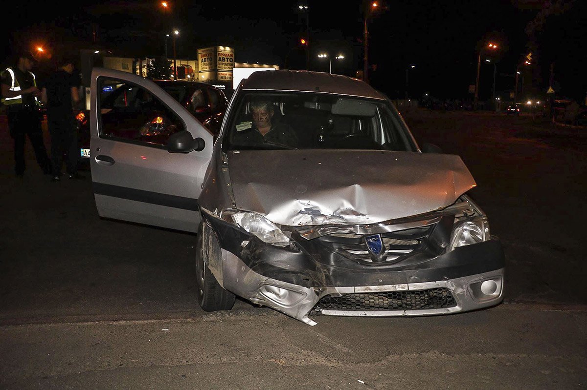 На Куреневке столкнулись Nissan Leaf  и Dacia Logan