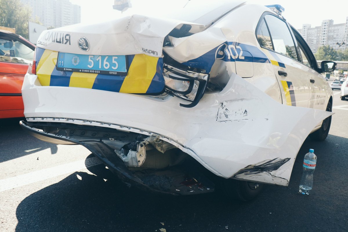 Пострадало полицейское авто