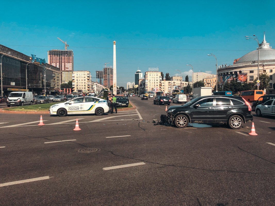 В Киеве на площади Победы произошло ДТП В Киеве на площади Победы произошло ДТП