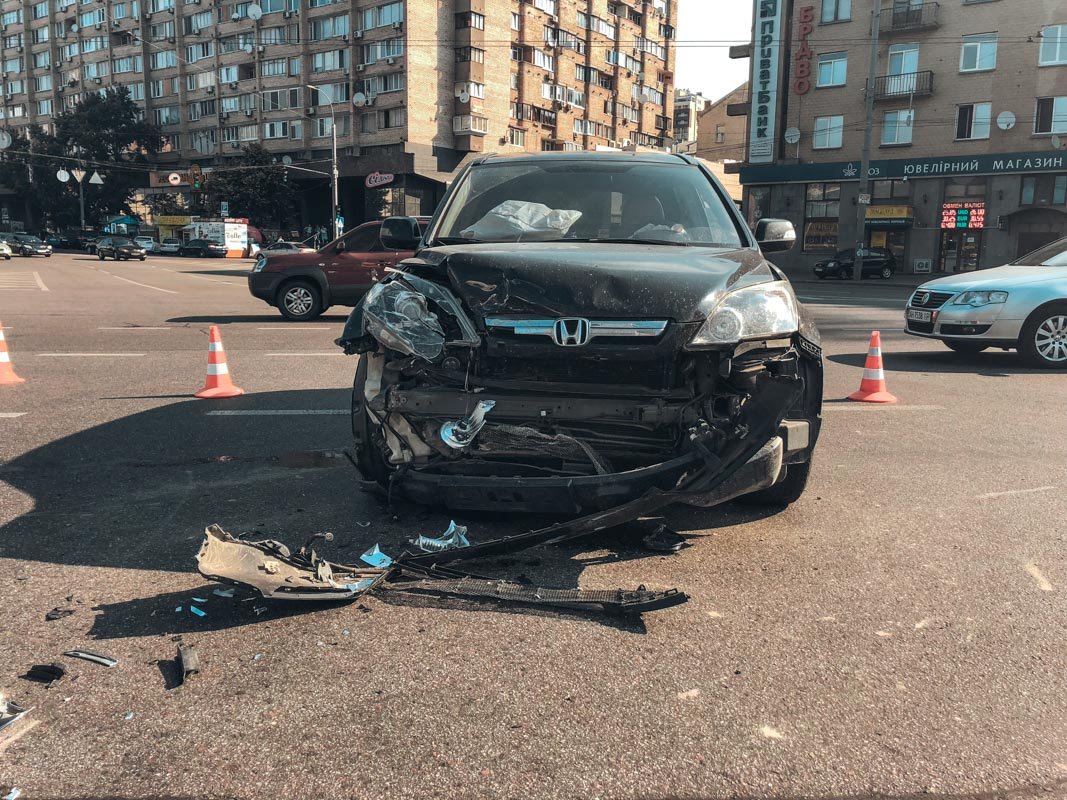 Honda двигалась по улице Дмитриевской в сторону Старовокзальной и влетела в Seat Honda двигалась по улице Дмитриевской в сторону Старовокзальной и влетела в Seat