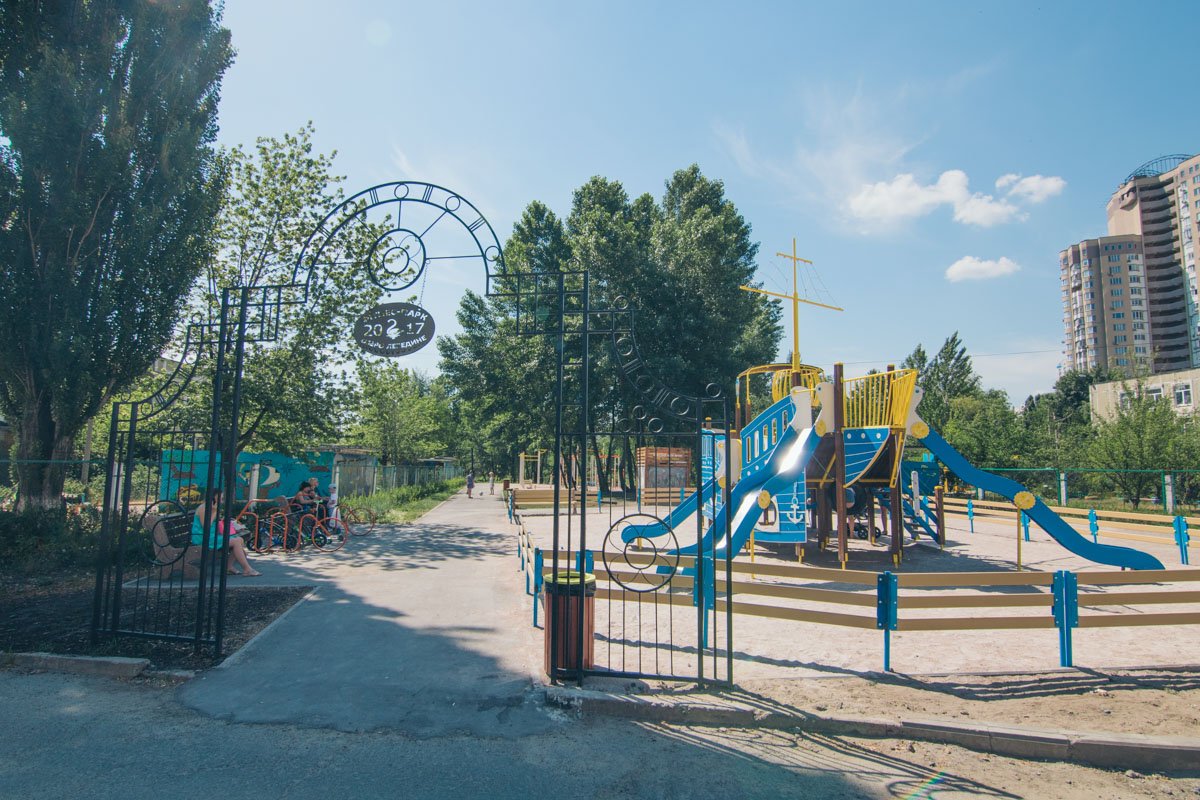 Территория ограждена забором 