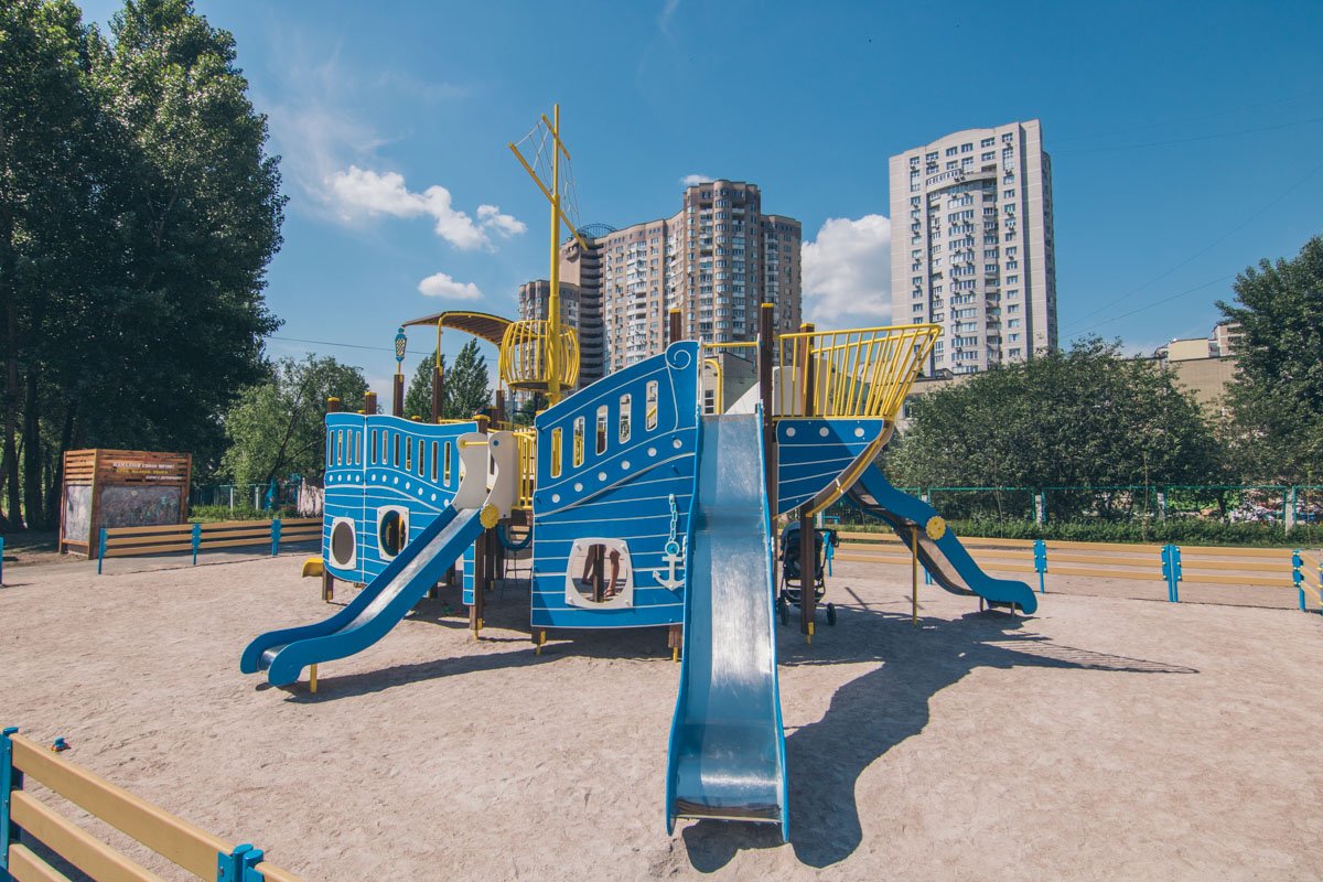 Мачта, правда, немного на крест кладбищенский похожа 