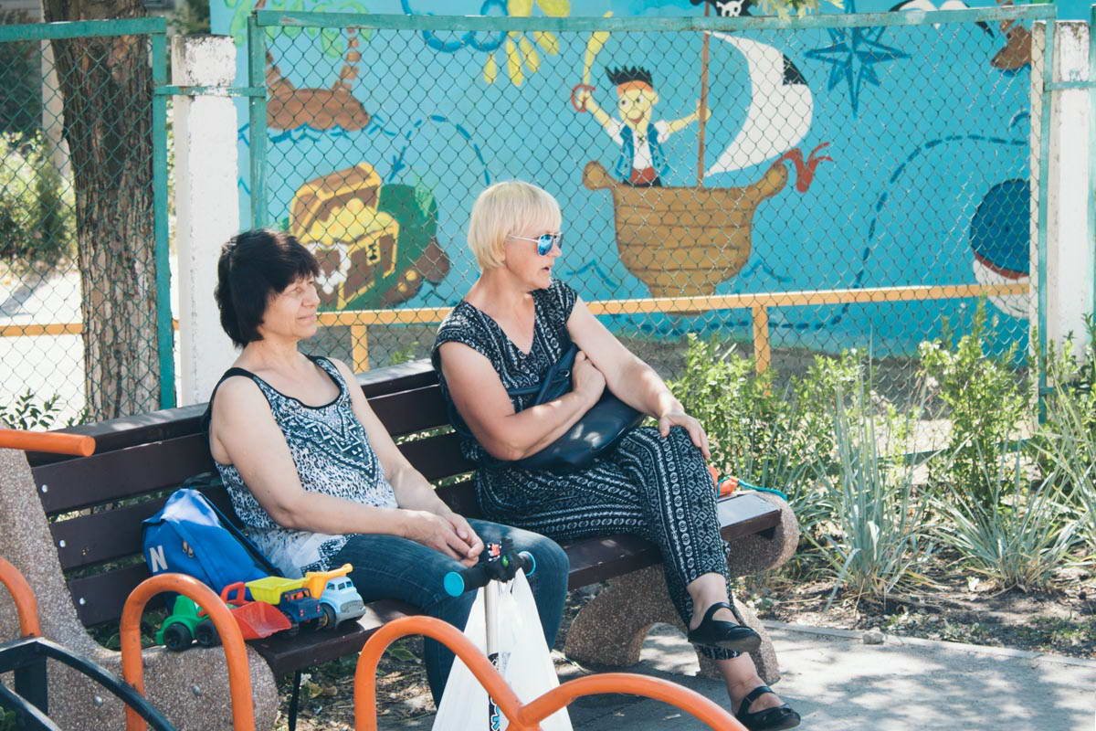 Для удобства возле детской площадки установлены лавки