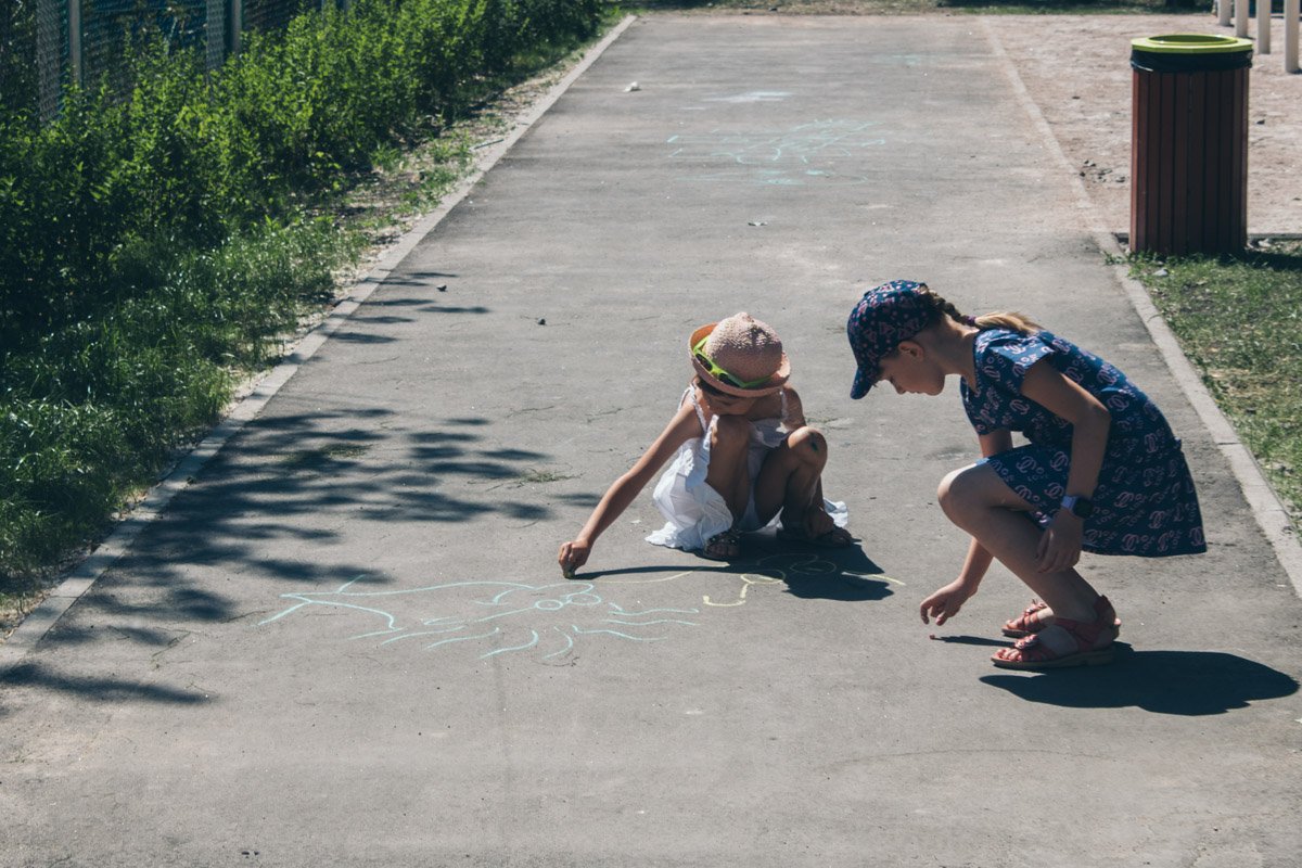 Но некоторые по-старинке - рисуют мелом на асфальте 
