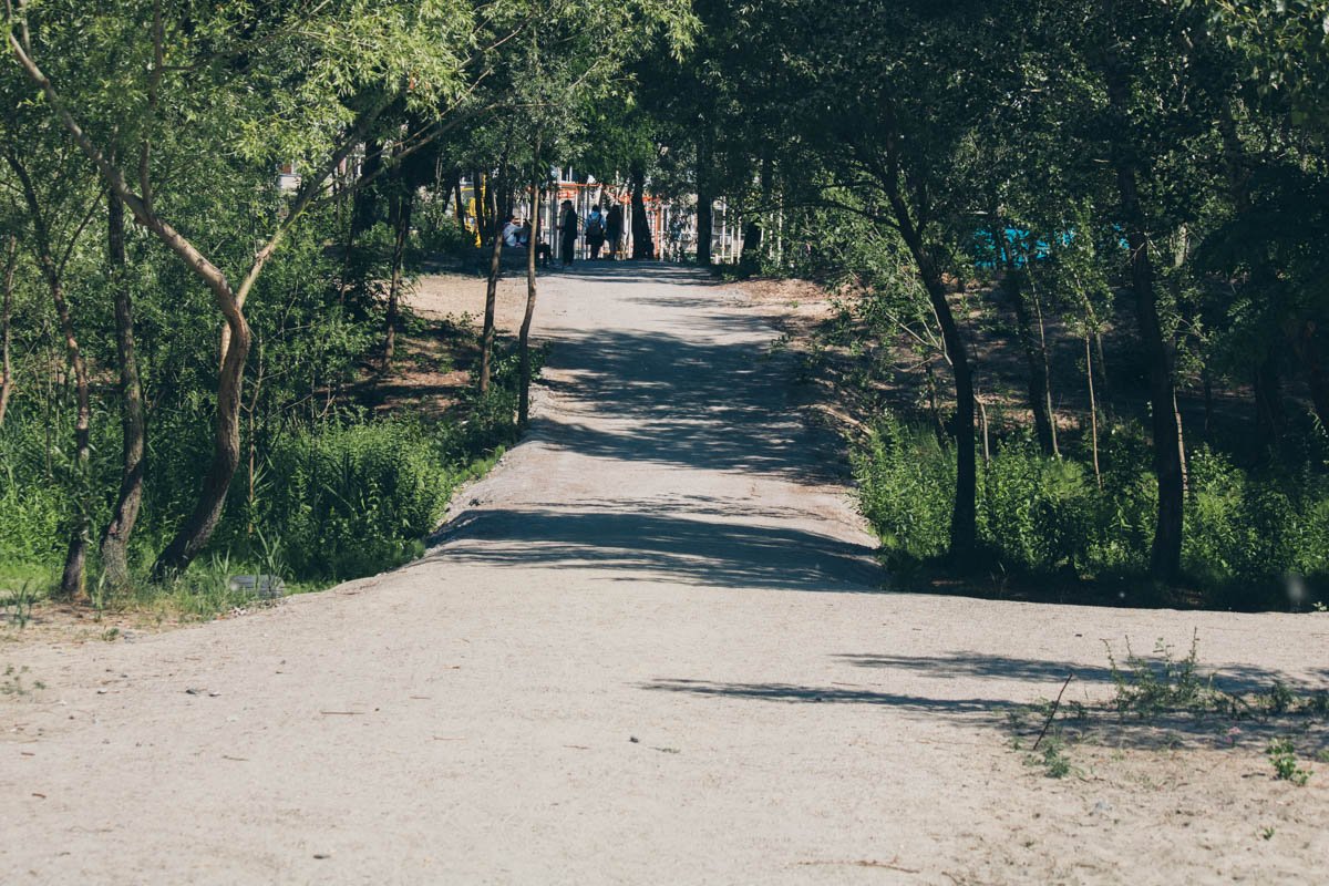 Территория парка близ озера чистая