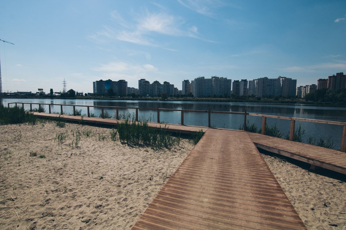 А возле озера есть благоустроенная зона для прогулок с видом на воду 