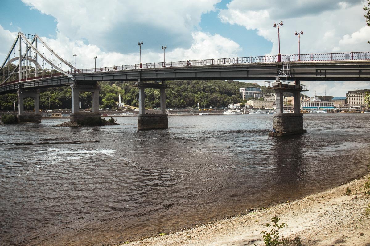 Несмотря на запрет купания у моста на остров, здесь регулярно испытывают судьбу рыбаки и горе-пловцы