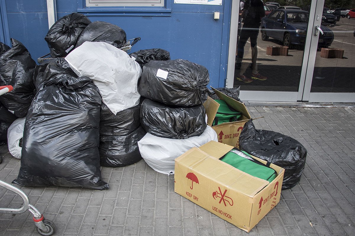 Во двор из здания ТРЦ вынесли пакеты с вещами Во двор из здания ТРЦ вынесли пакеты с вещами