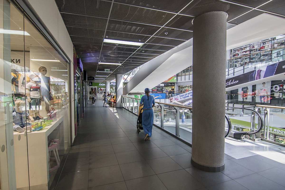 Киевляне спокойно ходят по залам комплекса Киевляне спокойно ходят по залам комплекса