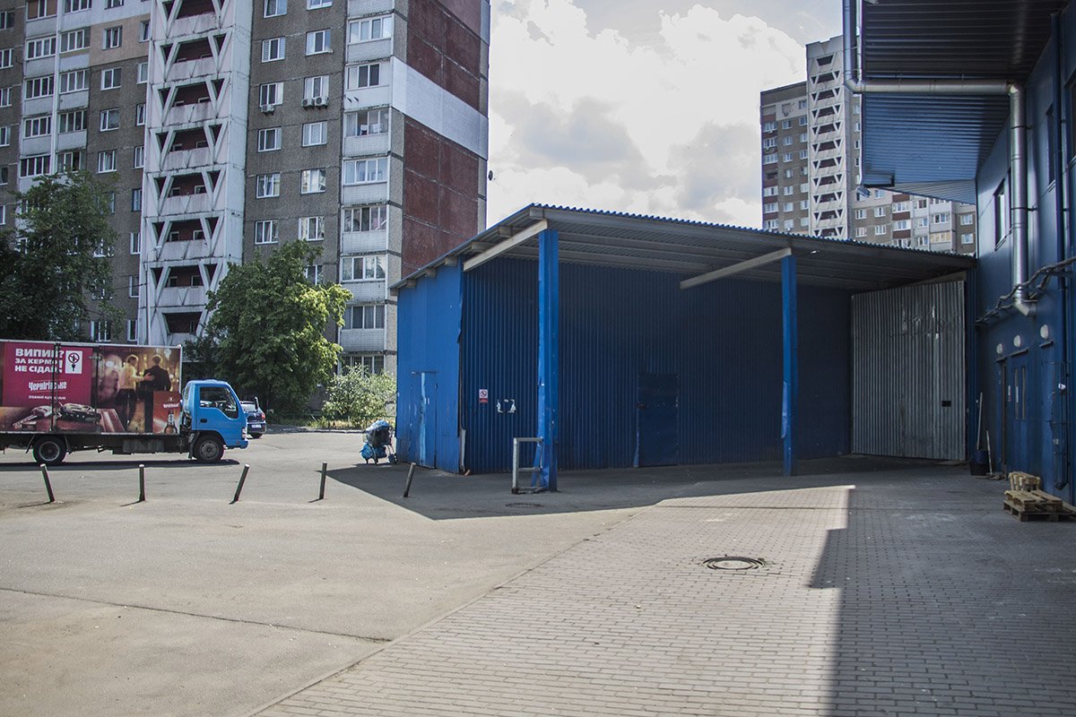 На парковке и возле служебных входов, где ранее размещались "захватчики", никого не осталось На парковке и возле служебных входов, где ранее размещались "захватчики", никого не осталось