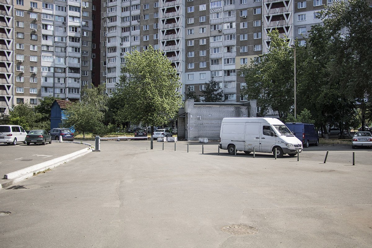 На парковке возле ТРЦ людей в балаклавах также не видно На парковке возле ТРЦ людей в балаклавах также не видно