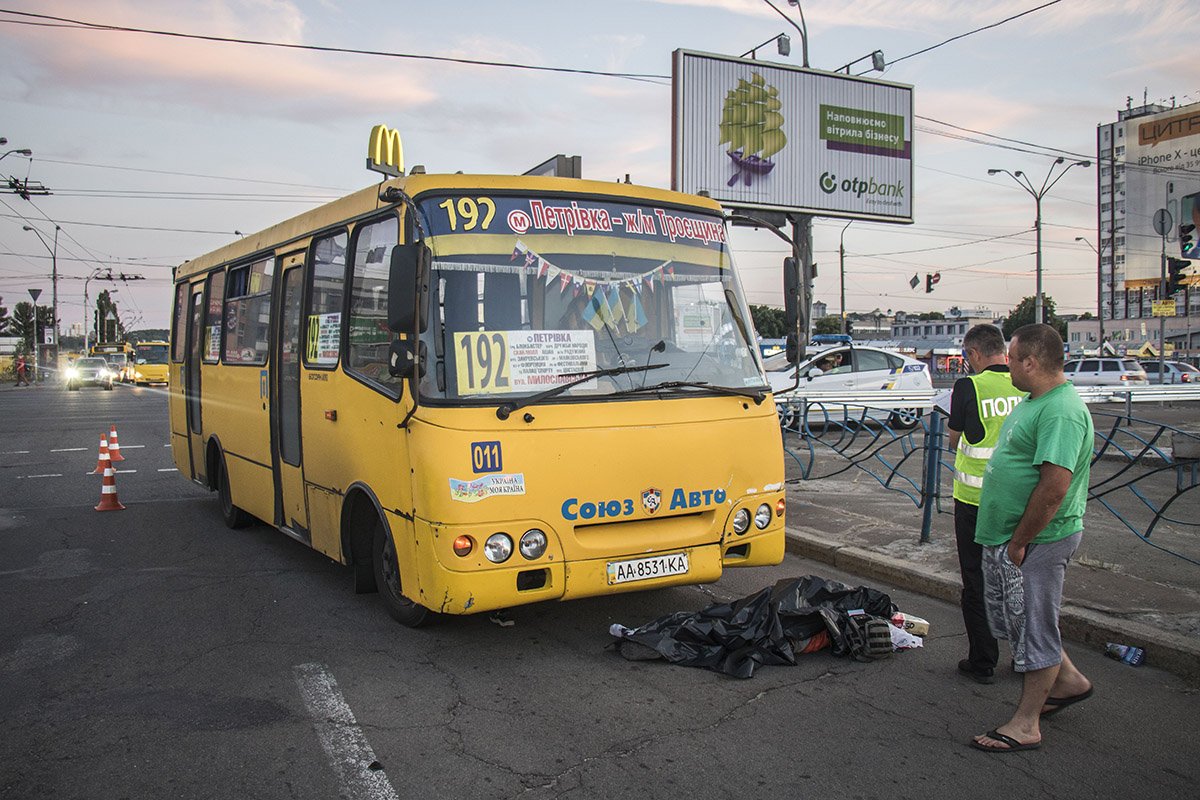 Возле метро "Почайна" водитель маршрутного такси сбил женщину возле пешеходного перехода Возле метро "Почайна" водитель маршрутного такси сбил женщину возле пешеходного перехода