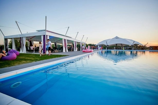 Бассейн в Sky Family Park