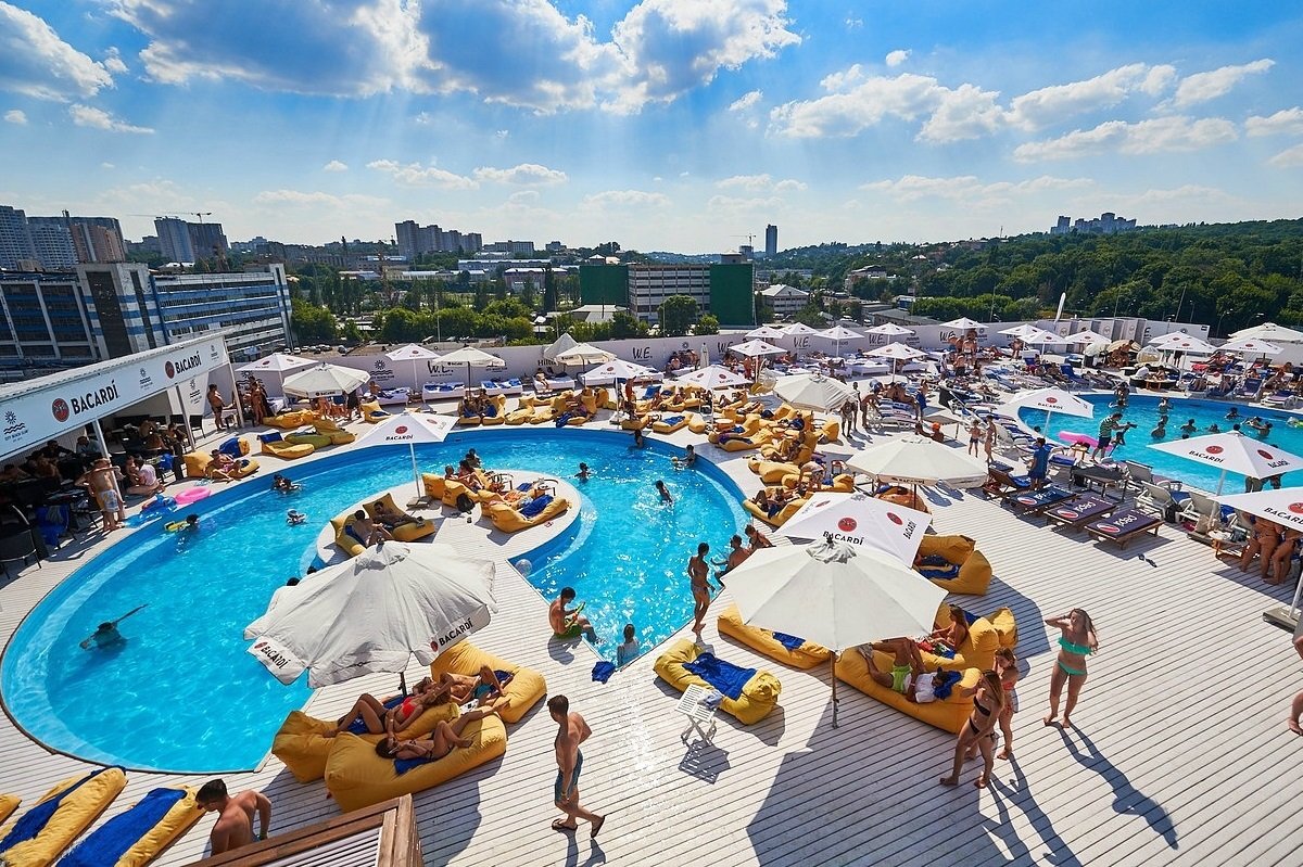 Пляж на крыше City Beach Club