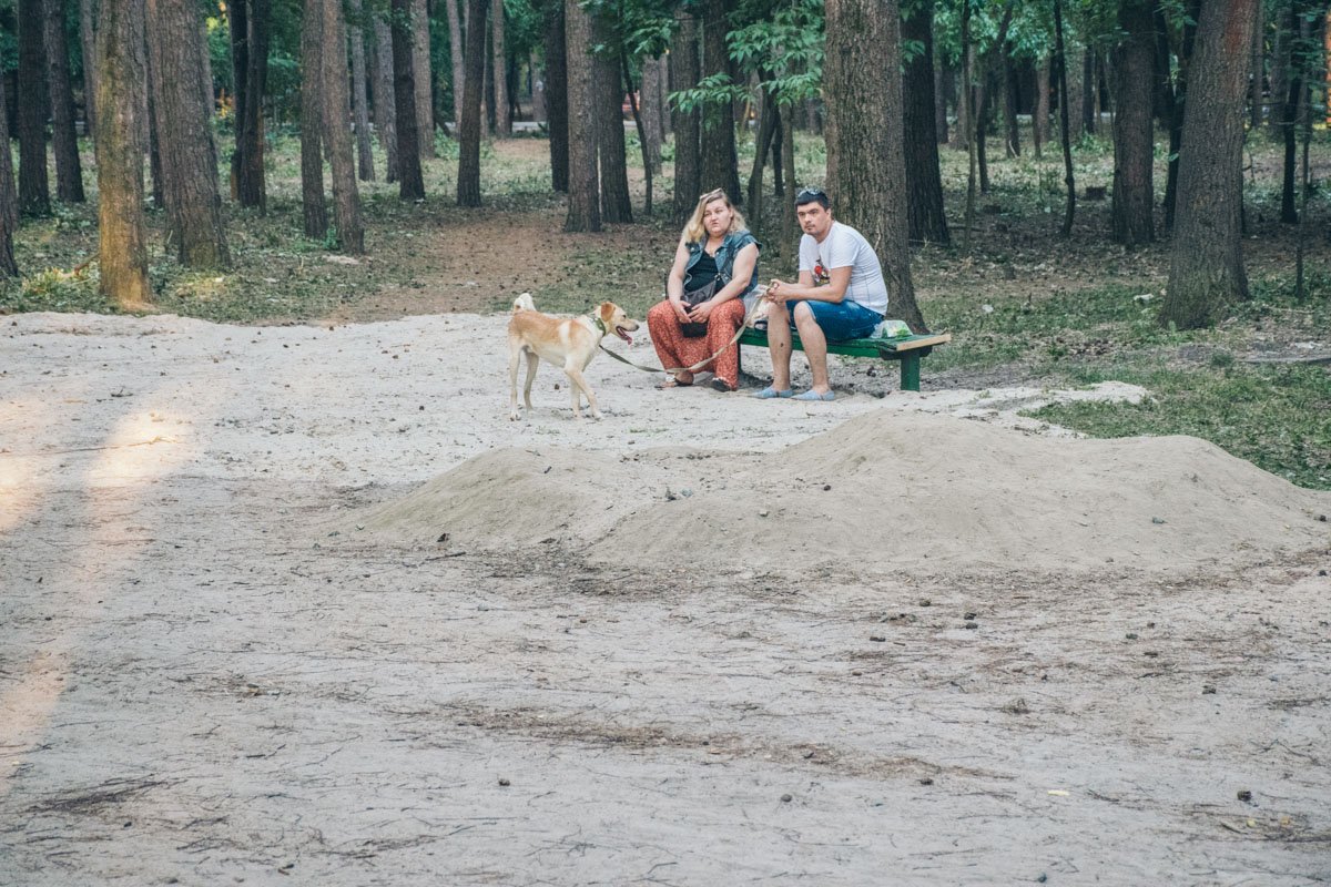 По всей территории лежат горы песка