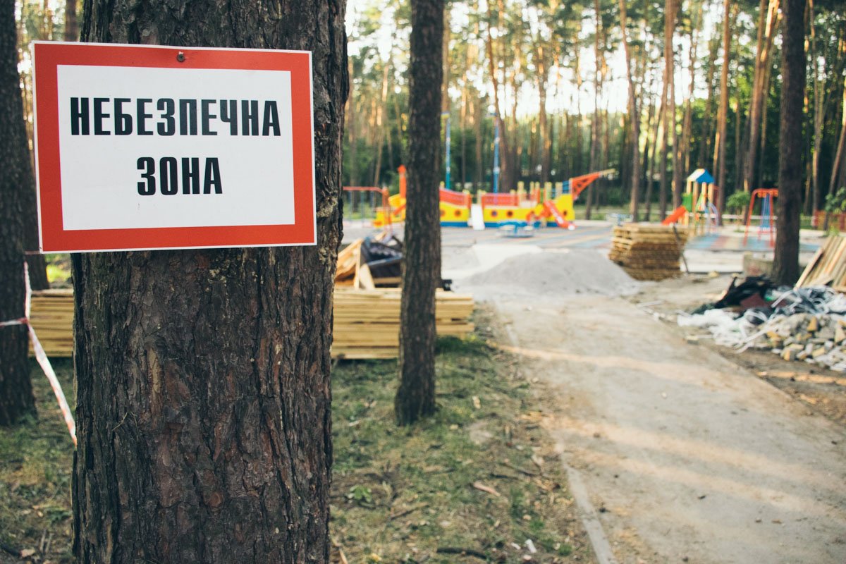 По всей территории висят знаки, предупреждающие об опасностях стройки