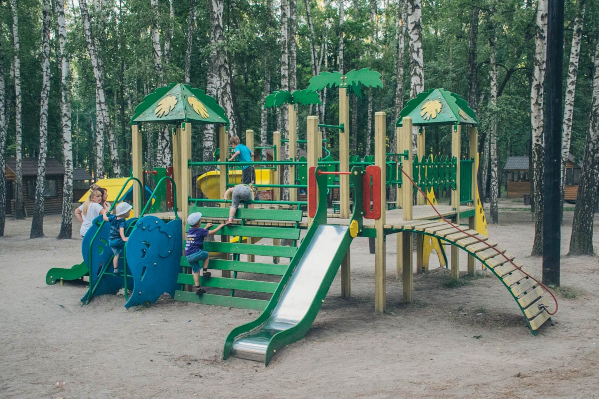 На территории установили новые яркие горки